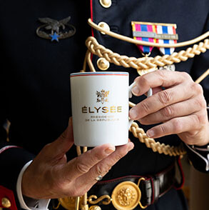 Mug Elysee porté par la garde républicaine